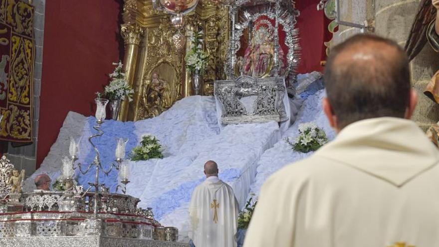 La Virgen del Pino baja del camarín