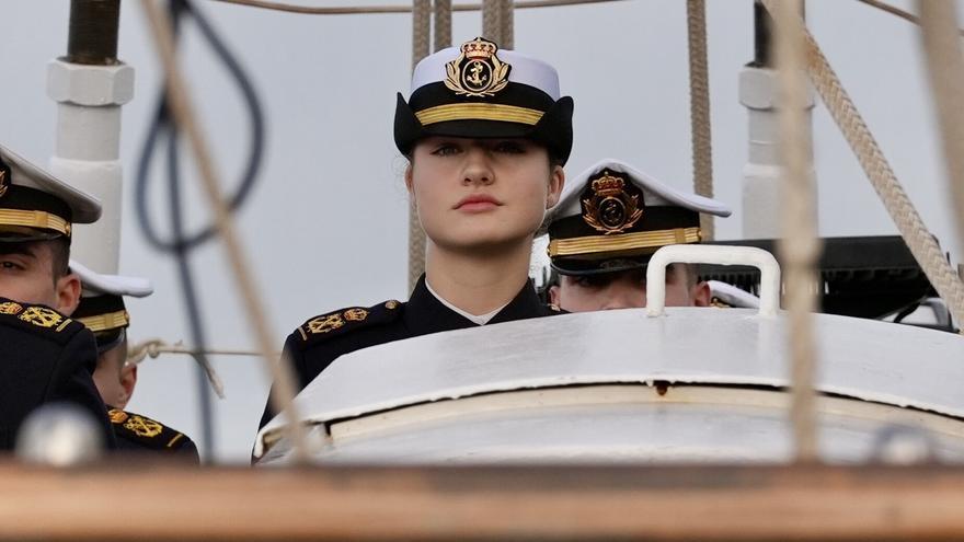 Leonor embarca en el Juan Sebastián Elcano para iniciar su instrucción como guardiamarina, en imágenes