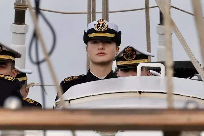 Leonor embarca en el Juan Sebastián Elcano para iniciar su instrucción como guardiamarina, en imágenes