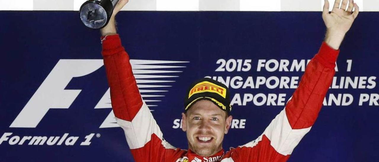 Sebastian Vettel, radiante en el podio de Singapur tras lograr su tercera victoria de la temporada.