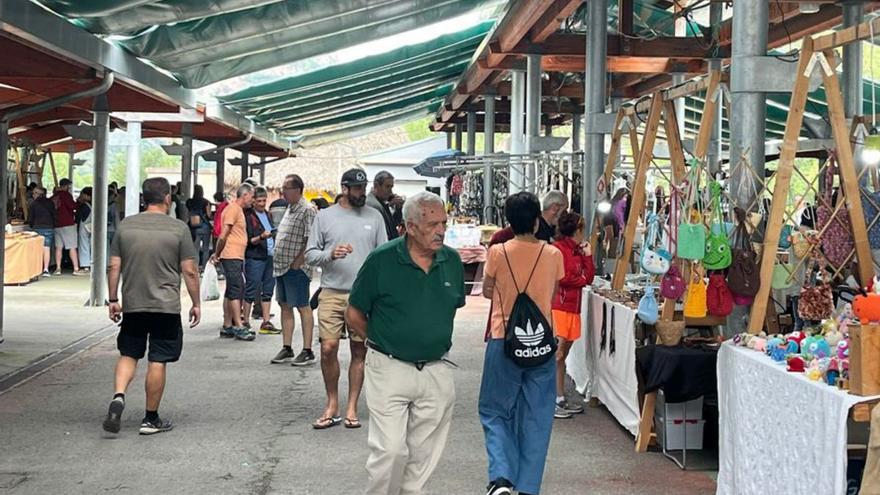 Somiedo celebra su mercado con más de cuarenta puestos