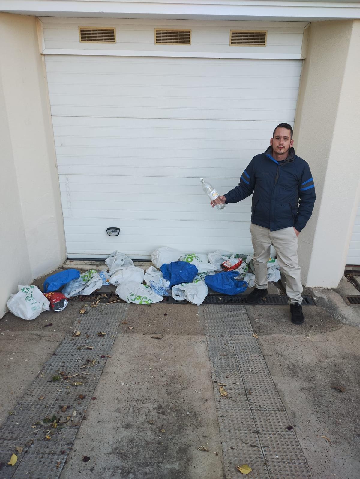 Víctor Manuel Beltrán muestra la suciedad acumulada a la entrada de su garaje tras el botellón del fin de semana.