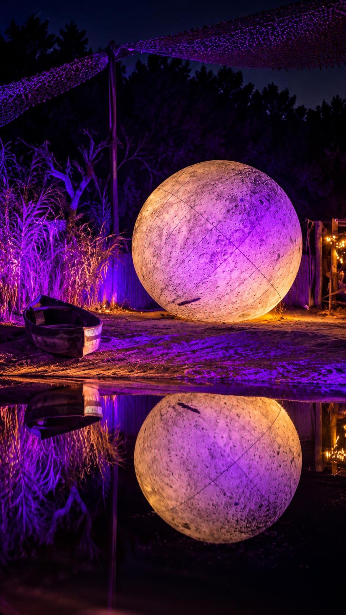 la zona africana de Terra Natura Murcia se convertirá en un recorrido nocturno iluminado con grandes figuras retroiluminadas que sorprenderán a los visitantes.