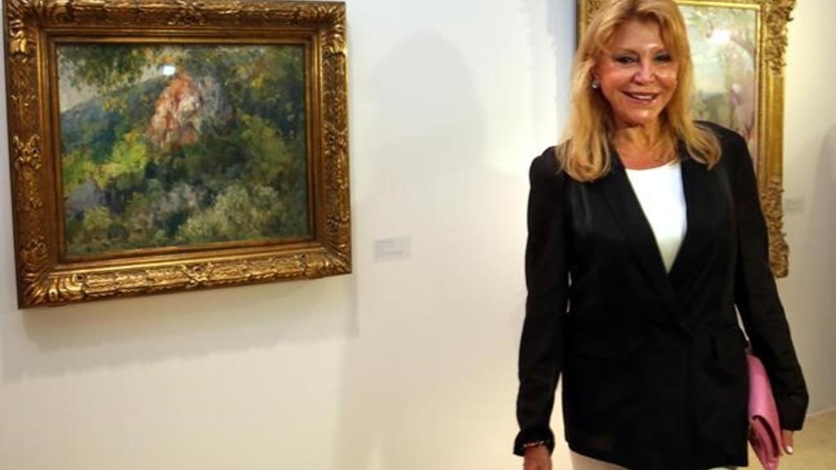 Carmen Thyssen, junto a un cuadro de Meifrén de su colección en una muestra temporal del Espai Thyssen.