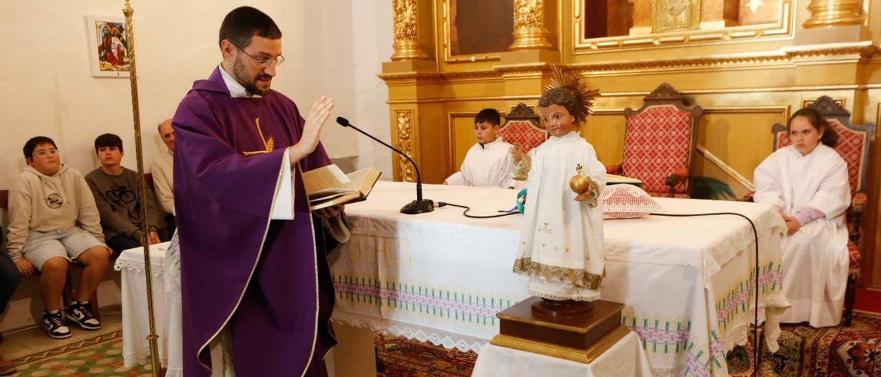 Acto de bendición del ‘Bon Jesuset’, ayer, en la iglesia de Sant Llorenç.  | J.A.RIERA
