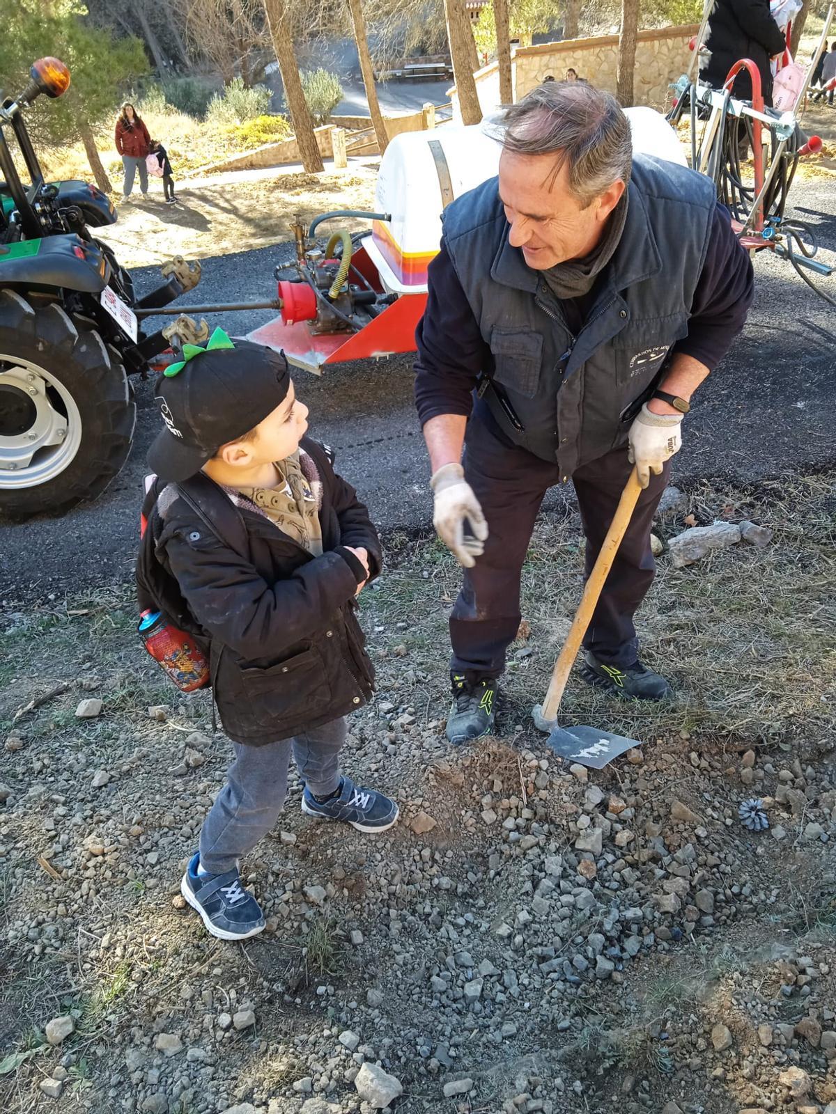 El alcalde, Sergio Fornas, junto a uno de los niños que han participado en el Día del Árbol.