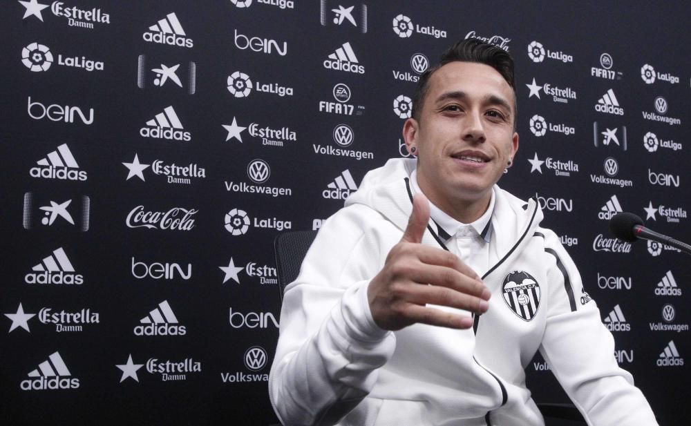 Presentación de Orellana como jugador del Valencia