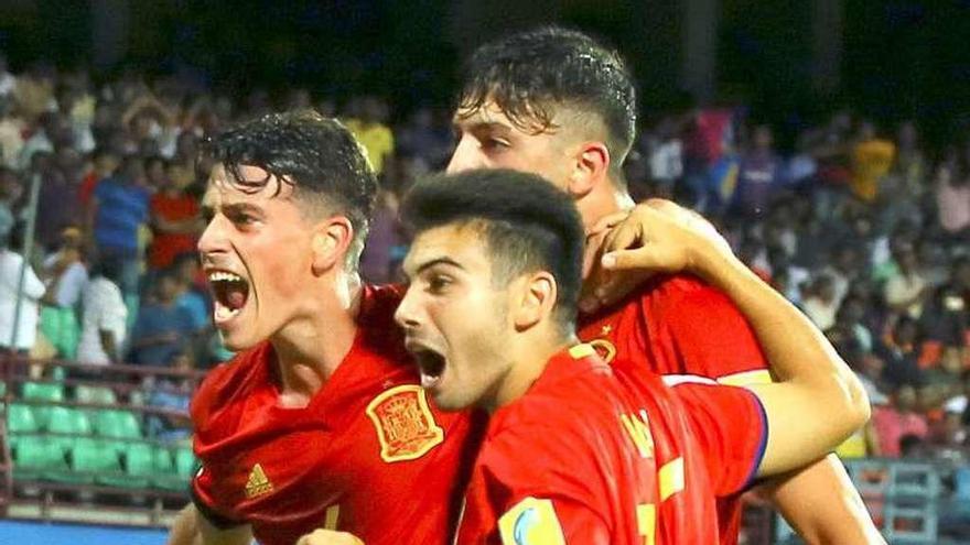 Los jugadores españoles celebran uno de los goles de ayer.