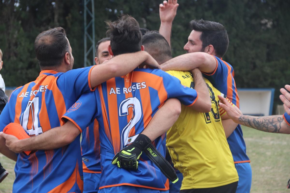 Els jugadors celebrant l'ascens al camp. | LLUÍS RIBERA