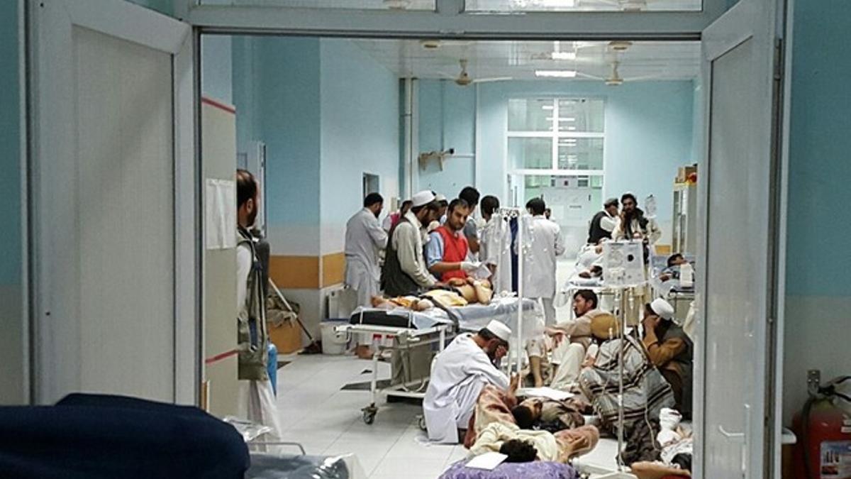 Personal sanitario atiende a los heridos de un bombardeo de EEUU en Kunduz que ha afectado a un hospital
