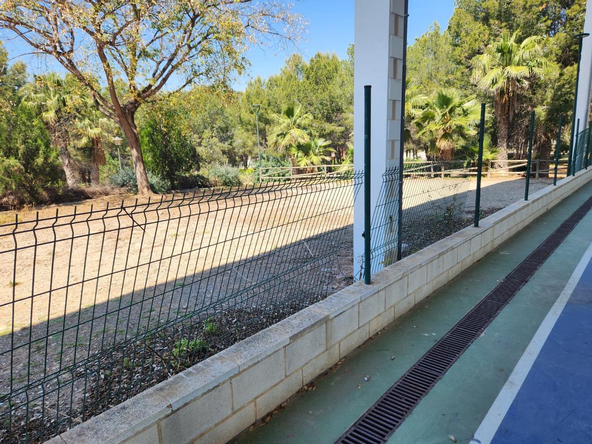 Instalciones de la pista deportiva de esta urbanización de Bétera.