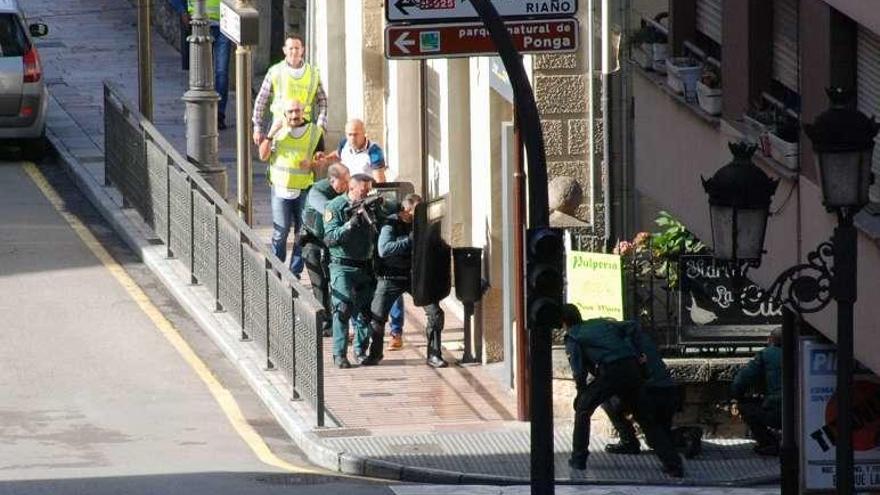 Agentes armados en el exterior de la sucursal. // Irma Collin