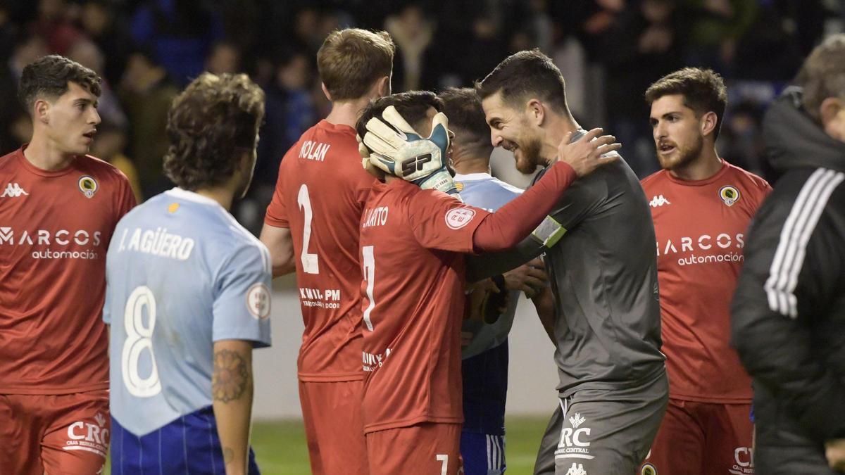 Carlos Abad festeja con Alvarito la victoria del Hércules en Lleida y la consecución del liderato del grupo.