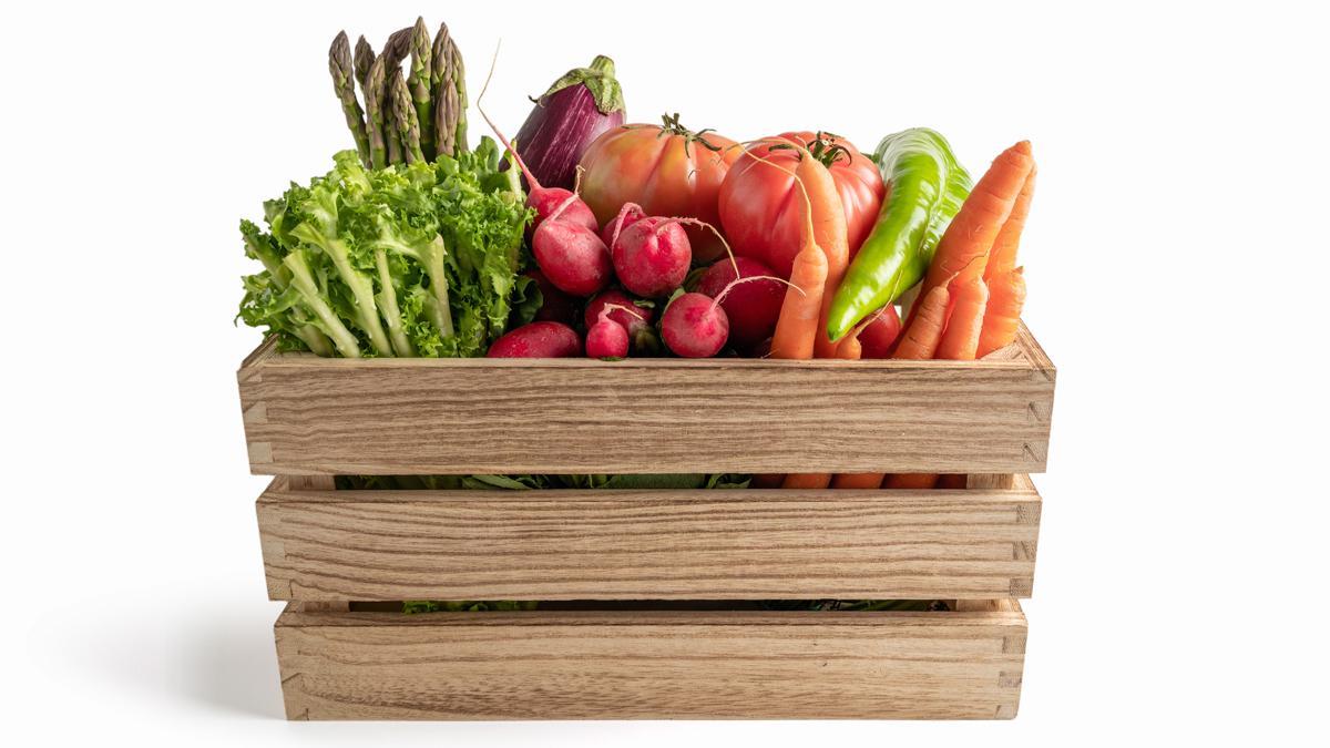 Caja con verduras y hortalizas.
