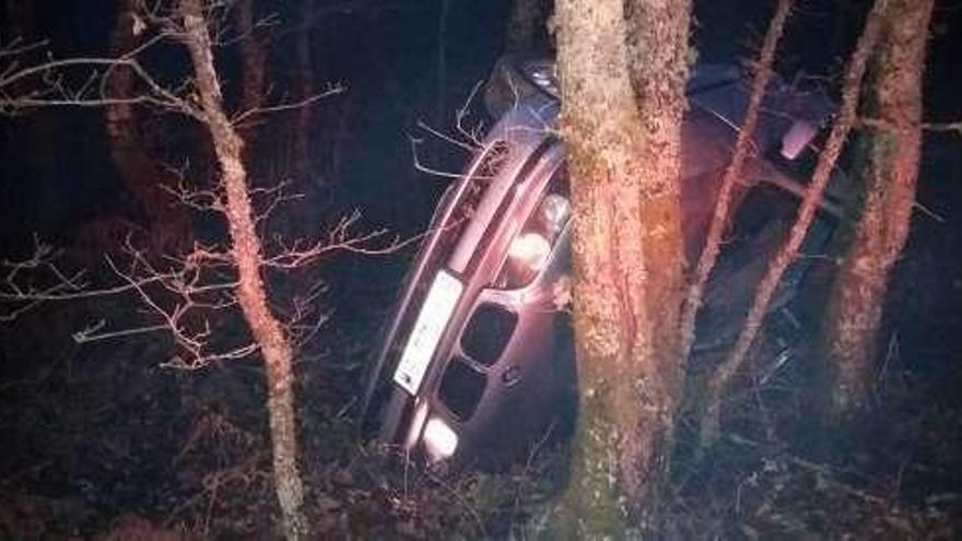 El vehículo siniestrado ayer en Magán de Estacas (Cuntis). // PC Cuntis