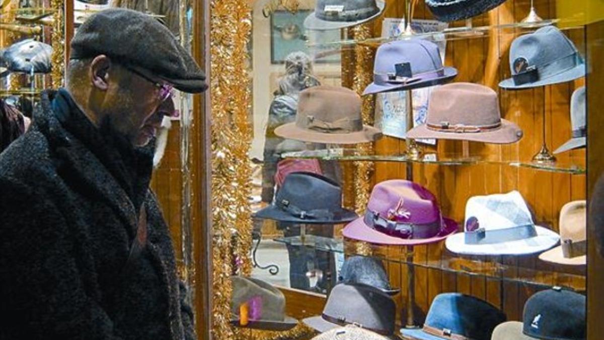 Escaparate de la sombrerería Obach, en la calle del Call, 2, en diciembre del 2010.