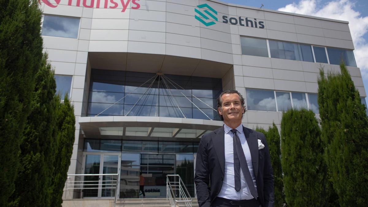 Paco Gavilán, presidente de Nunsys, ante la sede de la empresa en Valencia