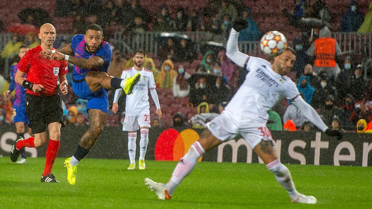 Memphis dispara a la portería del Benfica ante la oposición de Otamendi.