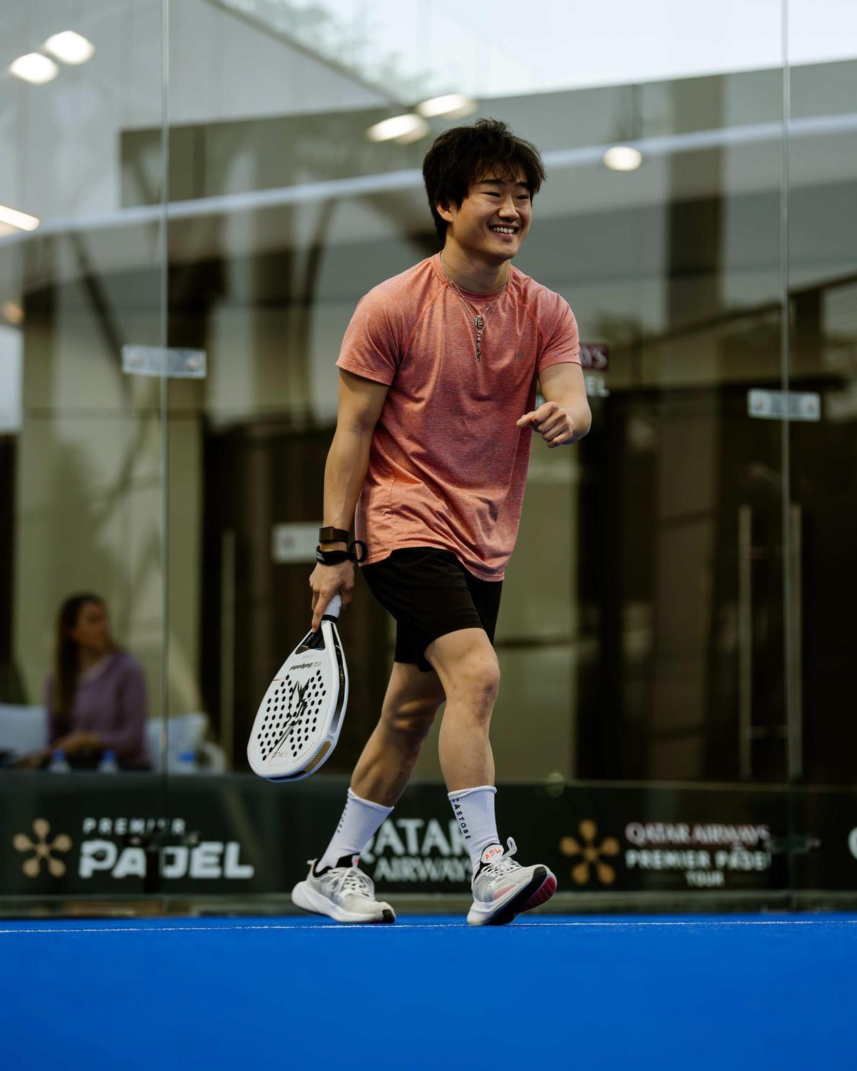 Tsunoda, un gran aficionado al pádel, se lo pasó en grande jugando en Doha