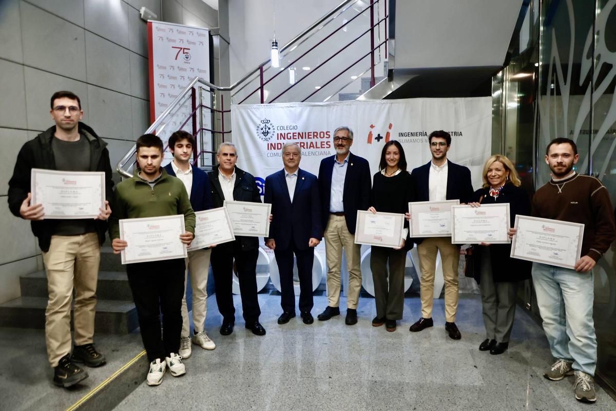 Federico Torres y Ángel Ortiz junto a las y los galardonados y participantes de la XVI edición de los Premios TFM del COIICV Valencia.