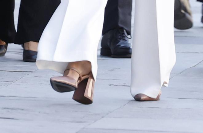 Detalle de los zapatos de charol y tacón ancho que ha estrenado la reina Letizia