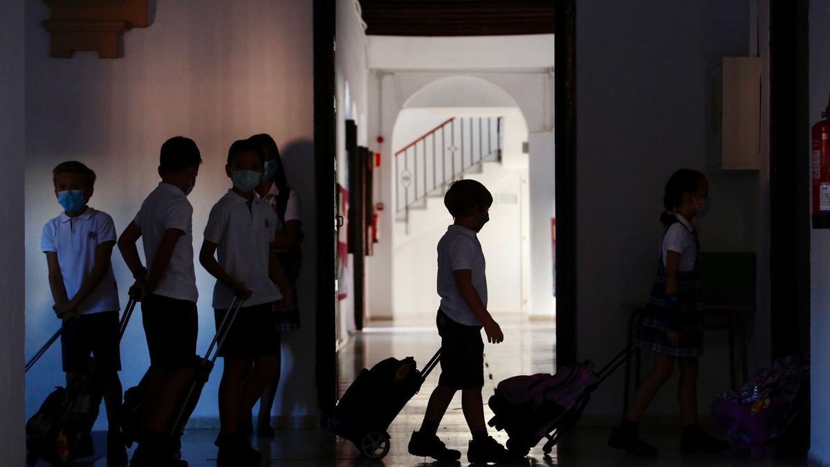 Niños en los pasillos de un colegio de Córdoba.