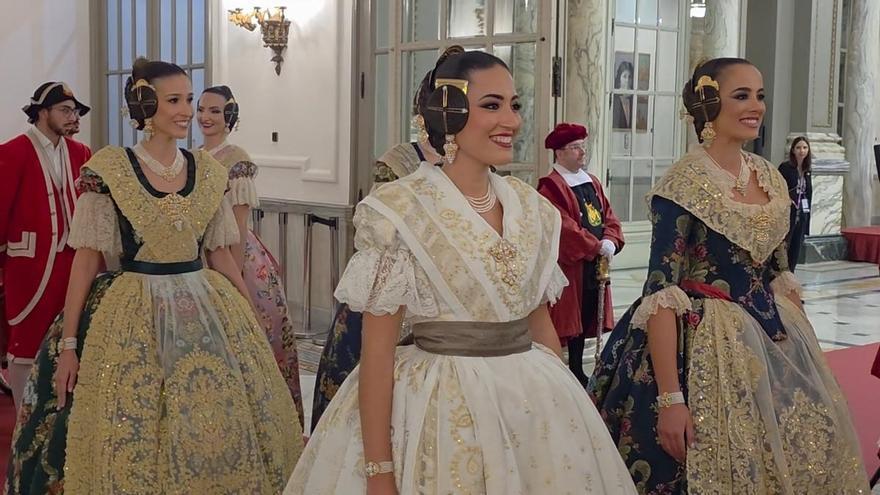 Así se vive la Proclamación de la Fallera Mayor de València desde fuera del hemiciclo