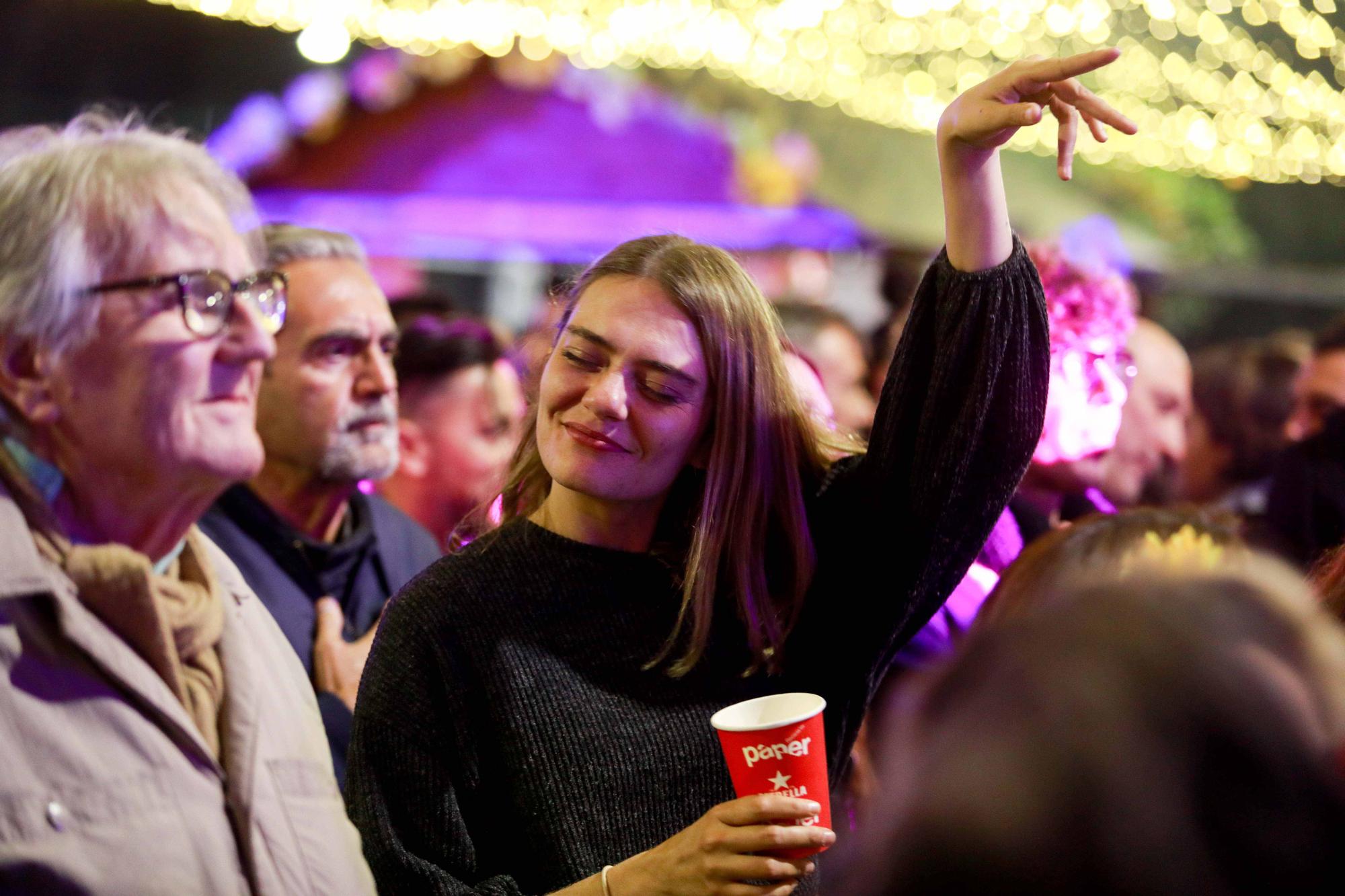 Encuéntrate en nuestra galería de fotos de la fiesta Flower Power de Sant Antoni