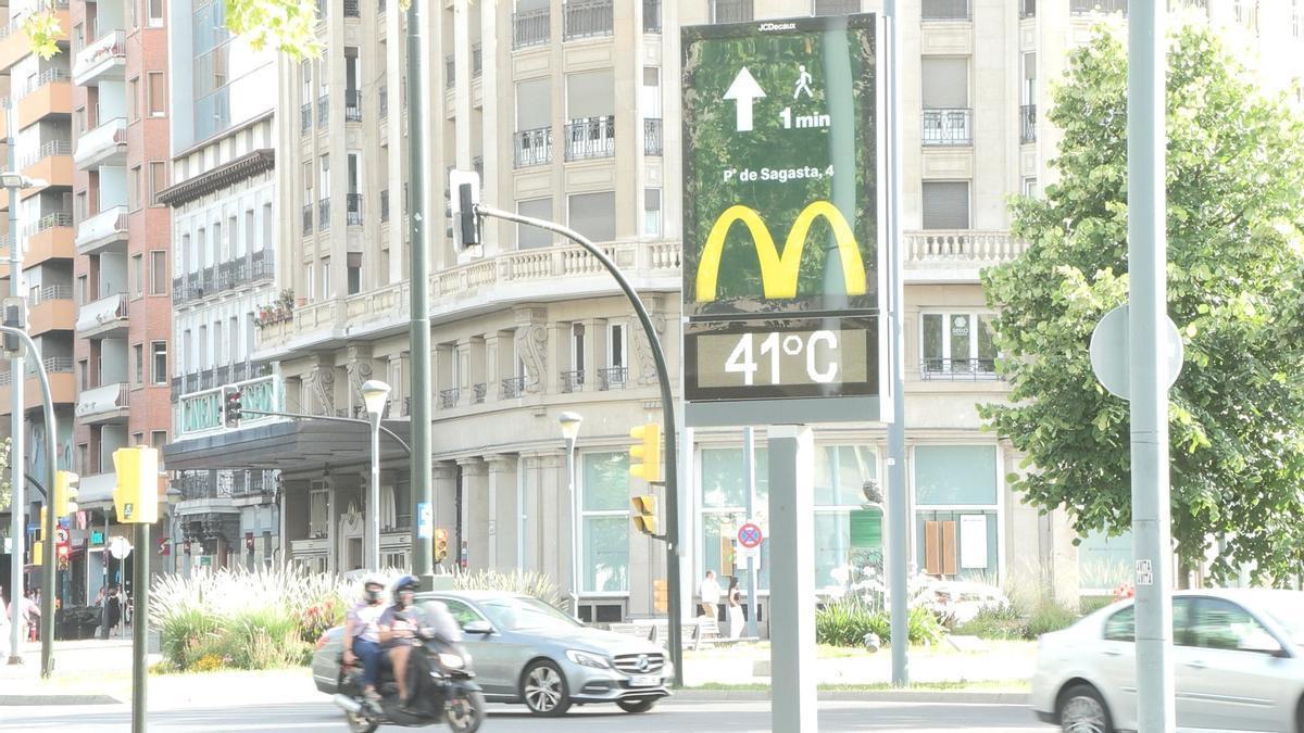 Termómetro con 41º en Plaza de Basilio Paraíso, Zaragoza.