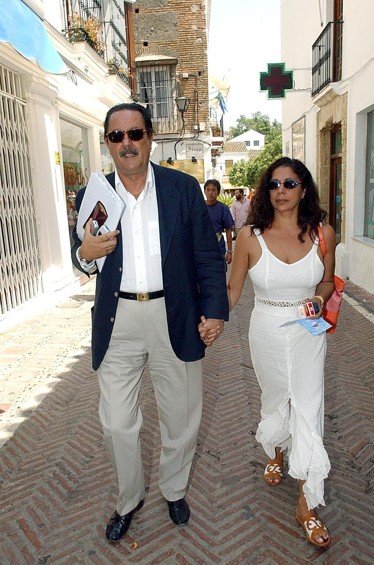 De la alcaldía de Marbella a la prensa rosa y la cárcel: la vida de Julián Muñoz, en imágenes