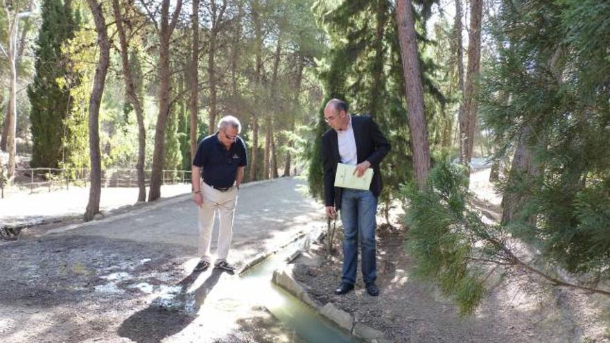 Visita del portavoz de IU, Eduardo Zorilla, durante su visita al parque.