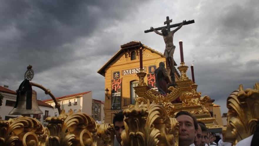 El cielo amenazaba lluvia cuando el Cristo salió a la calle.