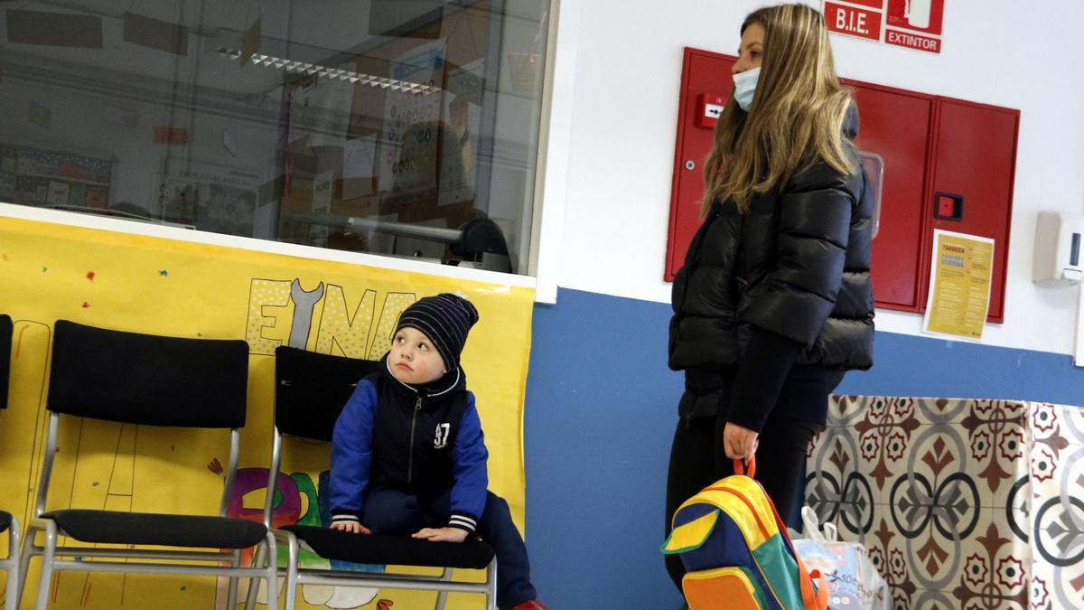 Un dels tres infants refugiats d&#039;Ucraïna que han estat escolaritzats a l&#039;escola Maria Mercè Marçal de Tàrrega, amb la seva mare, abans d&#039;entrar a classe