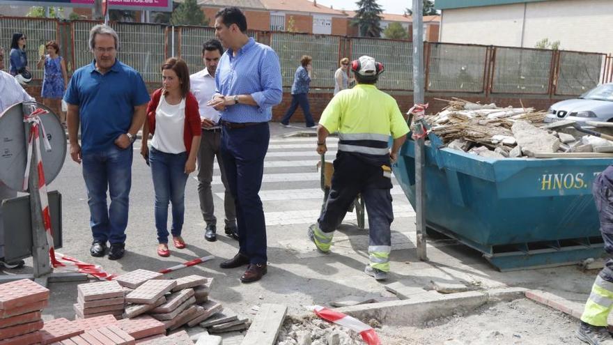 Guarido y Castro visitan las obras del Plan de Empleo en la calle Hernán Cortés de la capital.