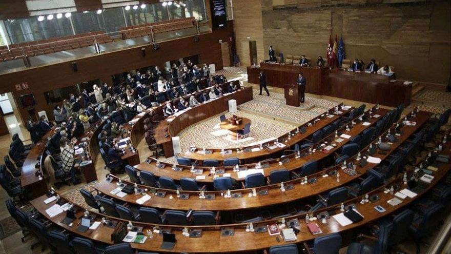 La oposición, incluida Vox, planta a Ayuso en la Asamblea de Madrid