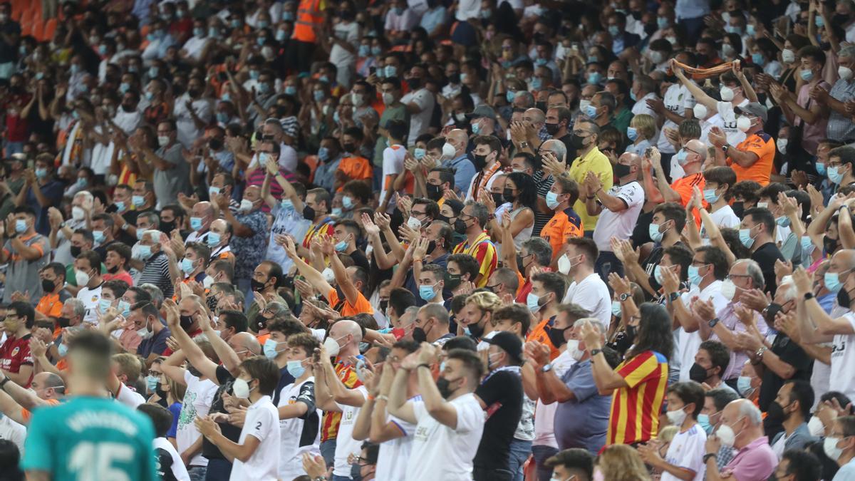 La afición de Mestalla, aplaudiendo