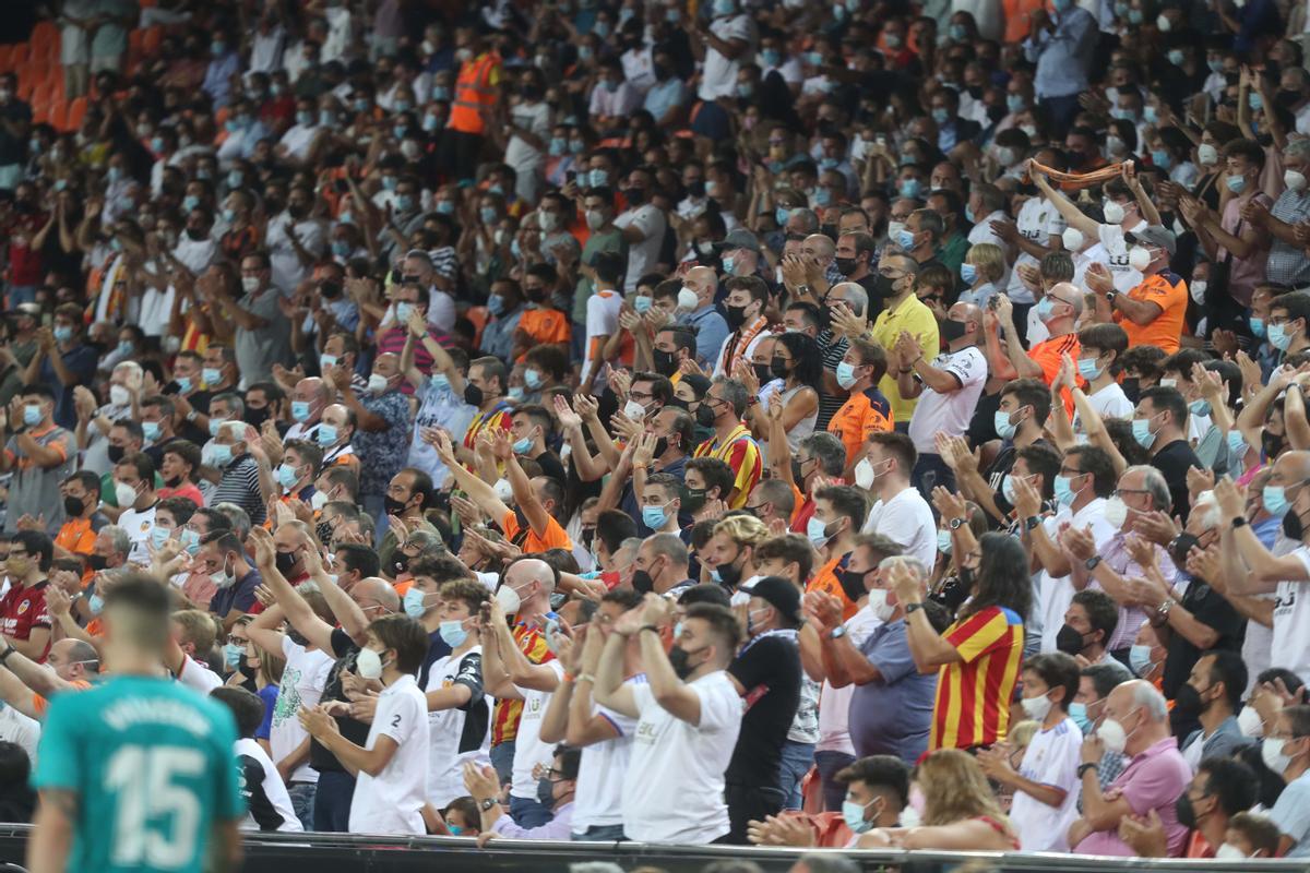 La afición de Mestalla, aplaudiendo
