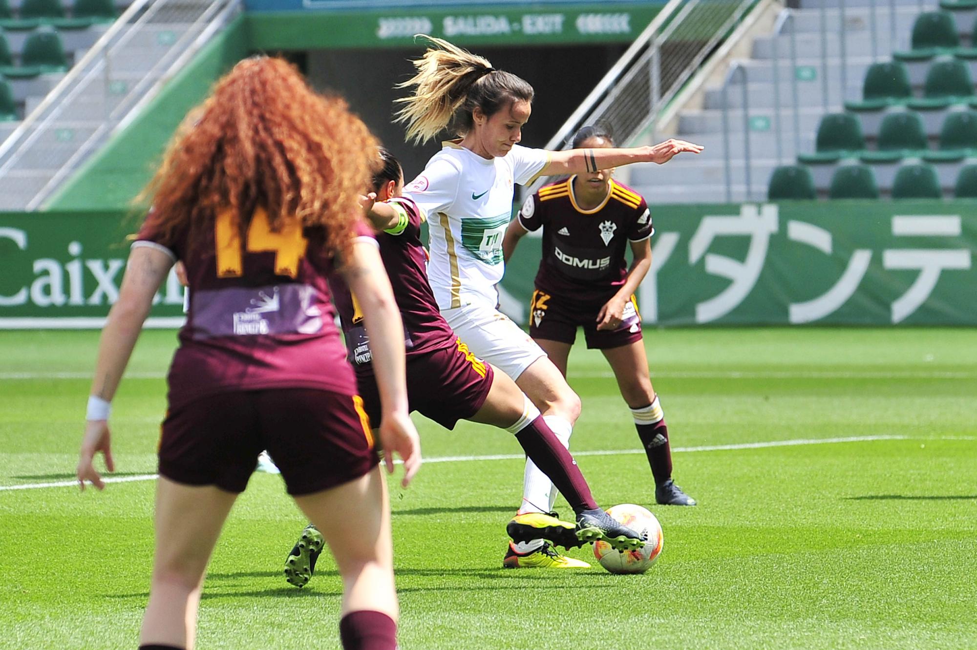 El Elche Femenino celebra su ascenso a Segunda RFEF jugando en el Martínez Valero