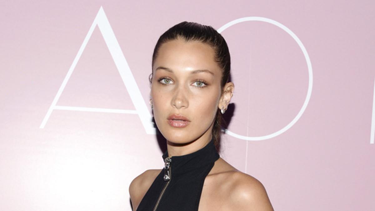 Bella Hadid con chaqueta caída