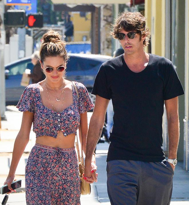 Alessandra Ambrosio y Nicolo Oddi paseando por las calles de Santa Mónica