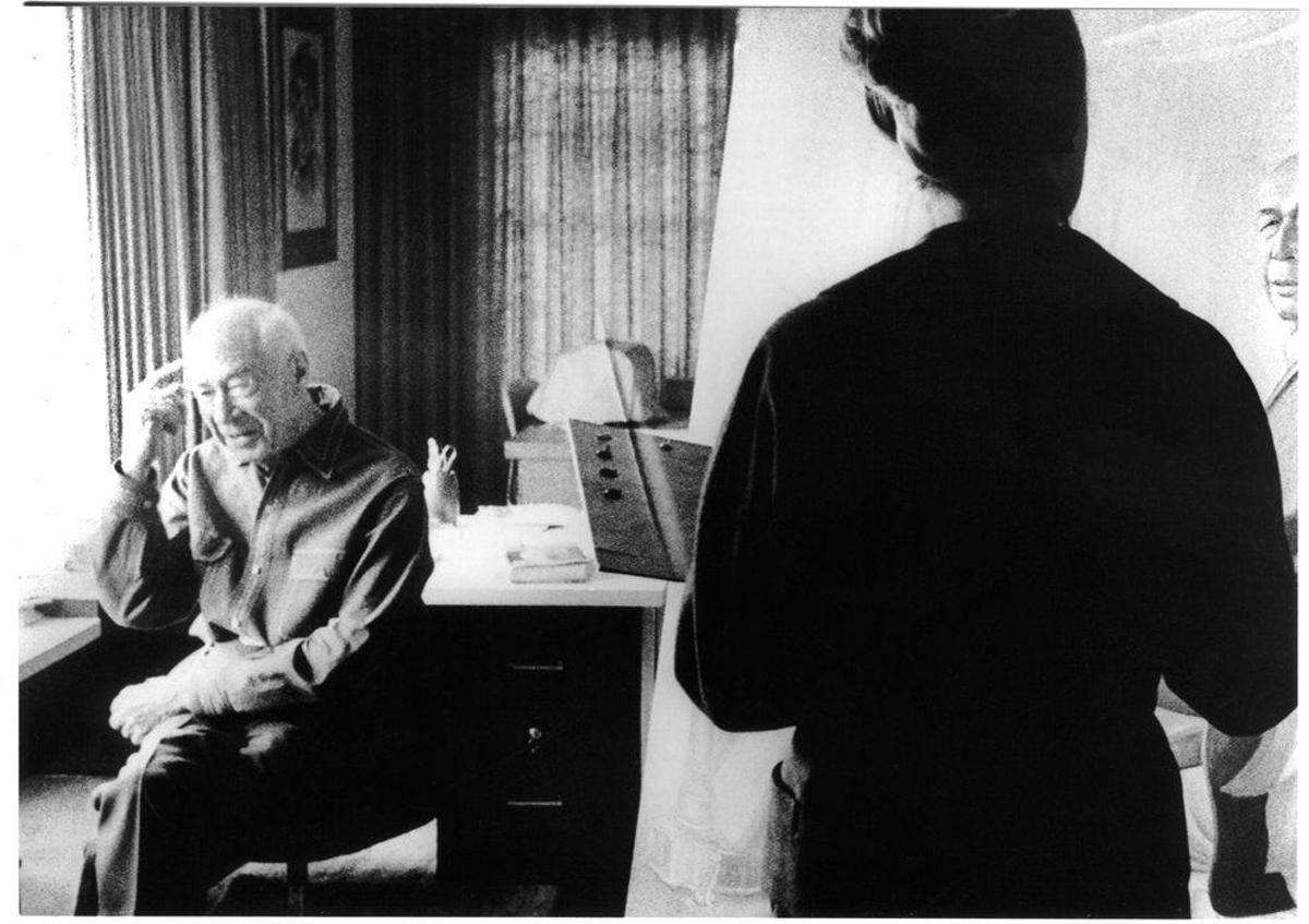 La pintora Margaret Marley Modlin pintando a Henry Miller. 