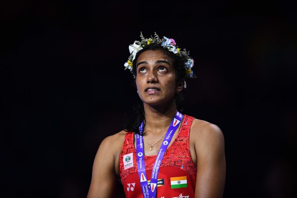 La jugadora española Carolina Marín se convirtió hoy en la deportista con más Mundiales de Bádminton de la historia tras lograr su tercer título al ganar a la india Pusarla Sindhu.