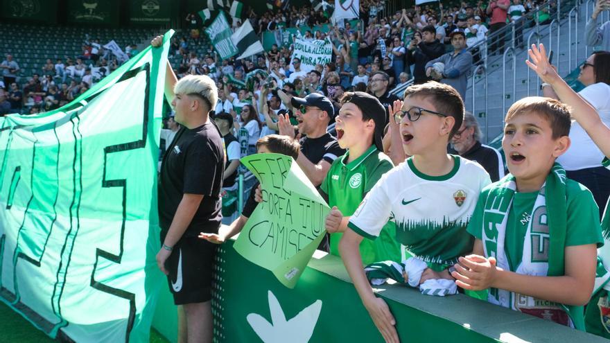 La afición del Elche CF muestra su apoyo al equipo antes del importante partido frente al Zaragoza