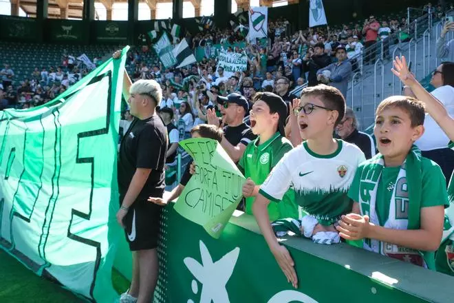 La afición del Elche CF muestra su apoyo al equipo antes del importante partido frente al Zaragoza