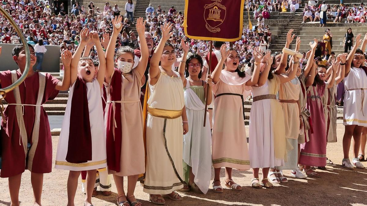 Alumnos de Primaria durante la Nominatio, en el Teatro Romano de Mérida.