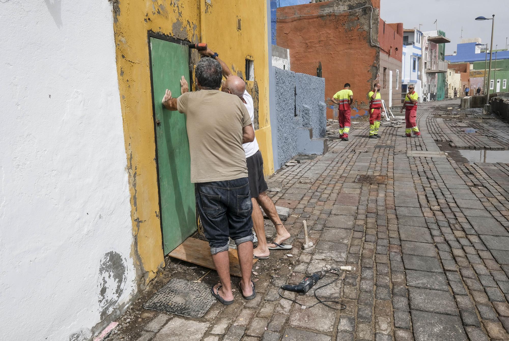 Este miércoles, vecinos, Policía Local y Bomberos de LPGC llevaron a cabo labores de acondicionamiento y prevención tras las inundaciones por el fuerte oleaje en el barrio de San Cristóbal, en la capital grancanaria.