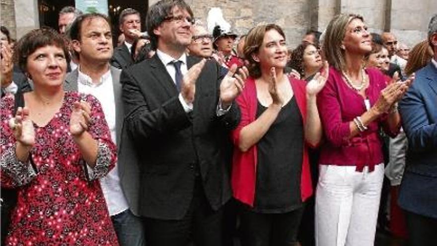 D&#039;esquerra a dreta, Puigdemont, Colau i Llanos de Luna davant la basílica de la Mercè.