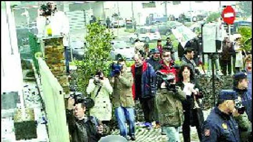 Policías frente a manifestantes en una concentración de ganaderos ante la sede de leche Río en Lugo, el pasado martes.