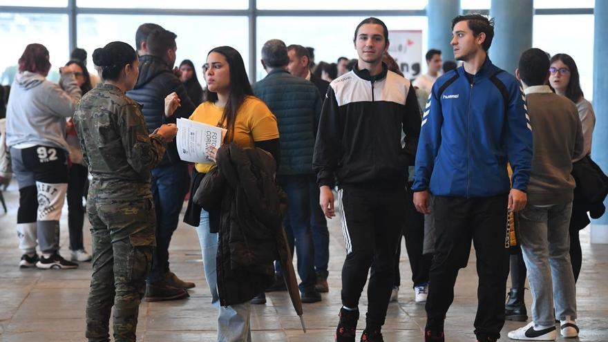 Jóvenes en una feria de empleo de la Cámara de Comercio de A Coruña.