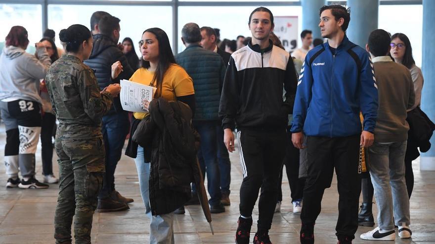 Jóvenes en una feria de empleo de la Cámara de Comercio de A Coruña.